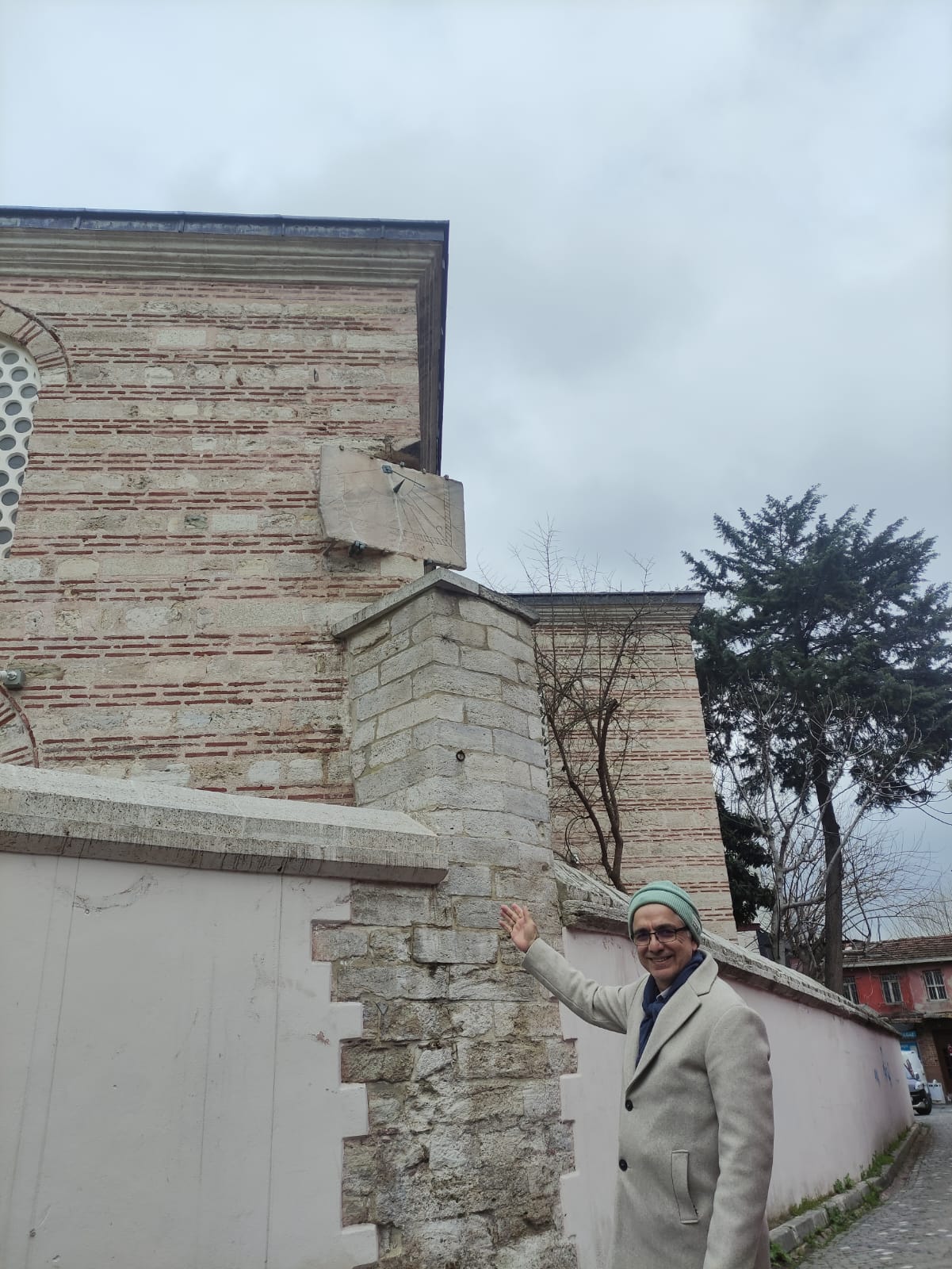 anbul ili, Fatih ilçesi, Ayvansaray mahallesi, Mahkemealtı Caddesi üzerinde yer alır. Kanuni Sultan Süleyman'ın sadrazamı Semiz Ali Paşa'nın kethüdası yani kahyası olan Ferruh Ağa tarafından 1562-63 tarihinde inşa ettirilmiştir. Mezarı caminin ön tarafındaki hazire içinde bulunmaktadır. Mimar Sinan'ın eseri olan cami, Osmanlı döneminde Halvetiyye tarikatının Sünbüliye koluna ait bir tekke olarak da kullanıldığı için Balat Tekkesi adıyla da ünlenmiştir.