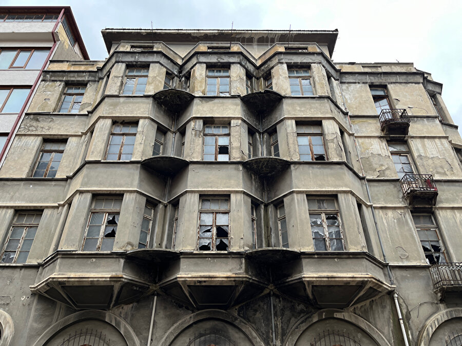 rzurumlu Nafiz Bey Apartmanı adı ile bilinen Ankara’nın ilk asansörlü ve kaloriferli apartmanı, 1920’li yılların sonunda Arif Hikmet Koyunoğlu tarafından tasarlanıyor.